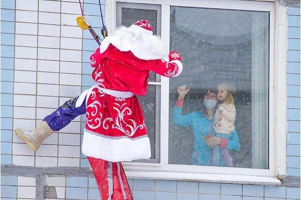 Сотрудники МЧС в костюмах Дедов Морозов поздравили маленьких пациентов больницы в Нижнем Новгороде
