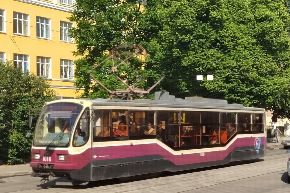 Нижегородцы жалуются на огромные лужи в трамвае №2