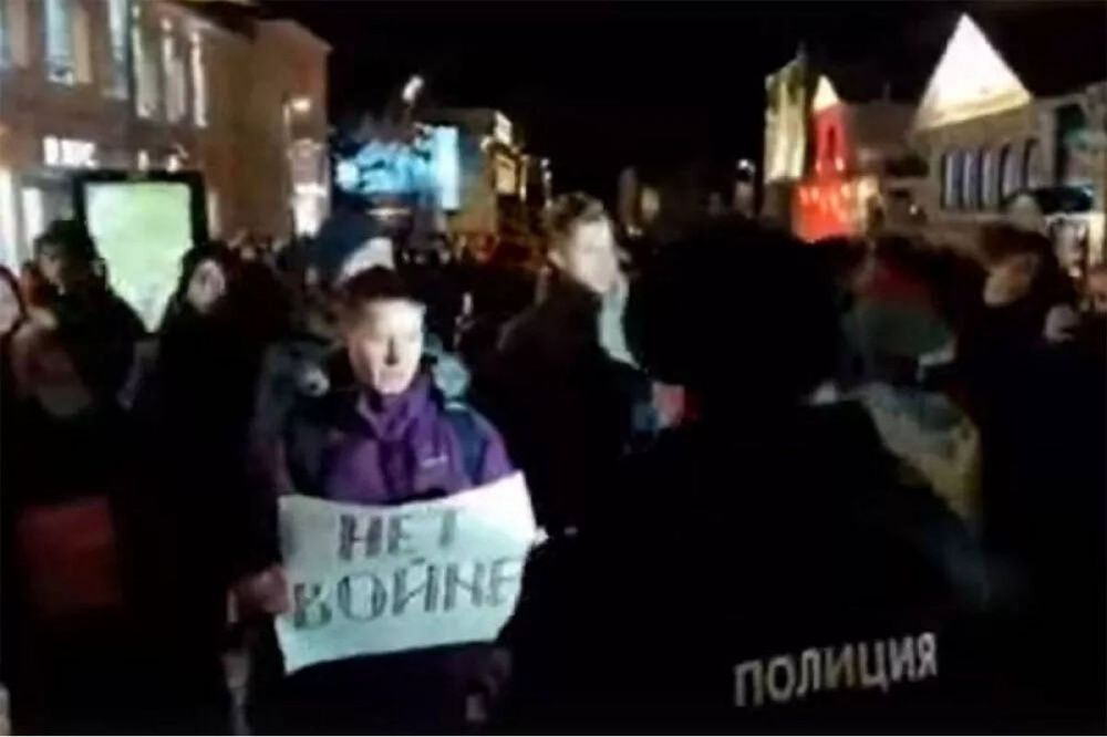 Полицейские задержали 19 человек на антивоенном митинге в Нижнем Новгороде