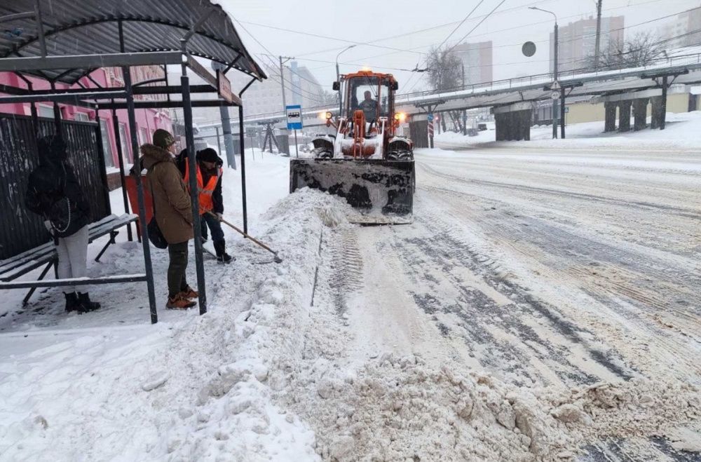 Фото На борьбу со снегом в Нижнем Новгороде вышла вся имеющаяся техника и дворники - Новости Живем в Нижнем