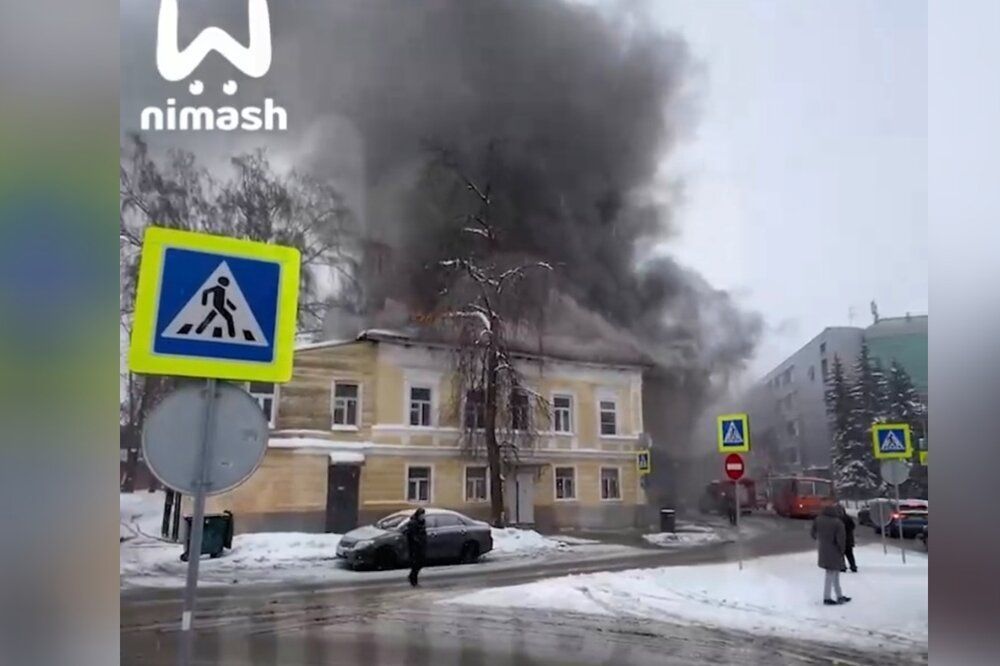 Двухэтажный аварийный дом загорелся в центре Нижнего Новгорода