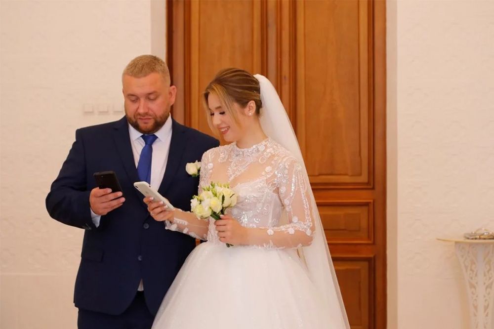 Жених с невестой в Нижнем Новгороде совместили выборы губернатора со свадьбой