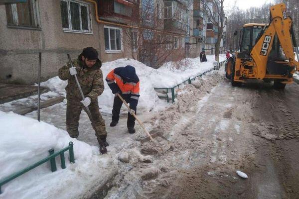 Дороги в Приокском районе Нижнего Новгорода обрабатывают противогололедными материалами 21 марта