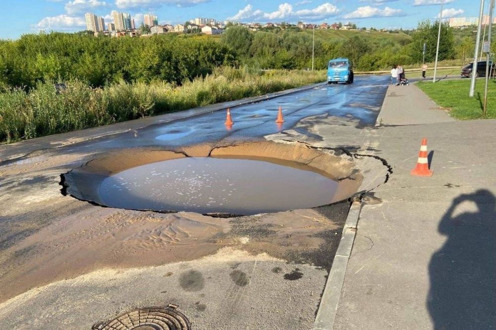 Похожий на место падения метеорита «кратер» возник на дороге в «Новой Кузнечихе»