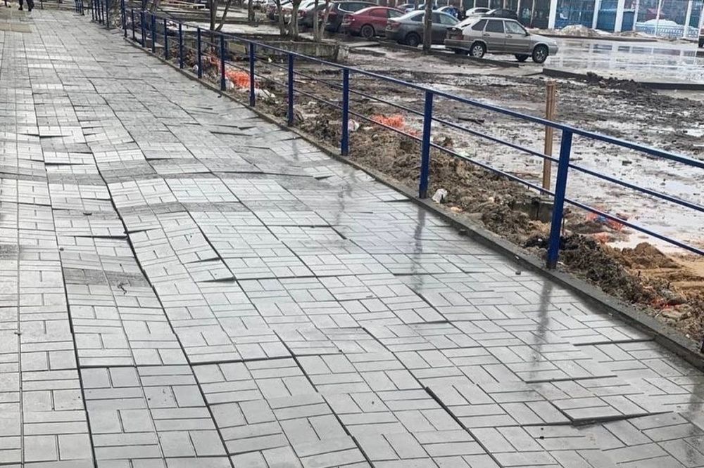 Фото Нижегородцев возмутила кривая плитка рядом с поликлиникой в Автозаводском районе - Новости Живем в Нижнем