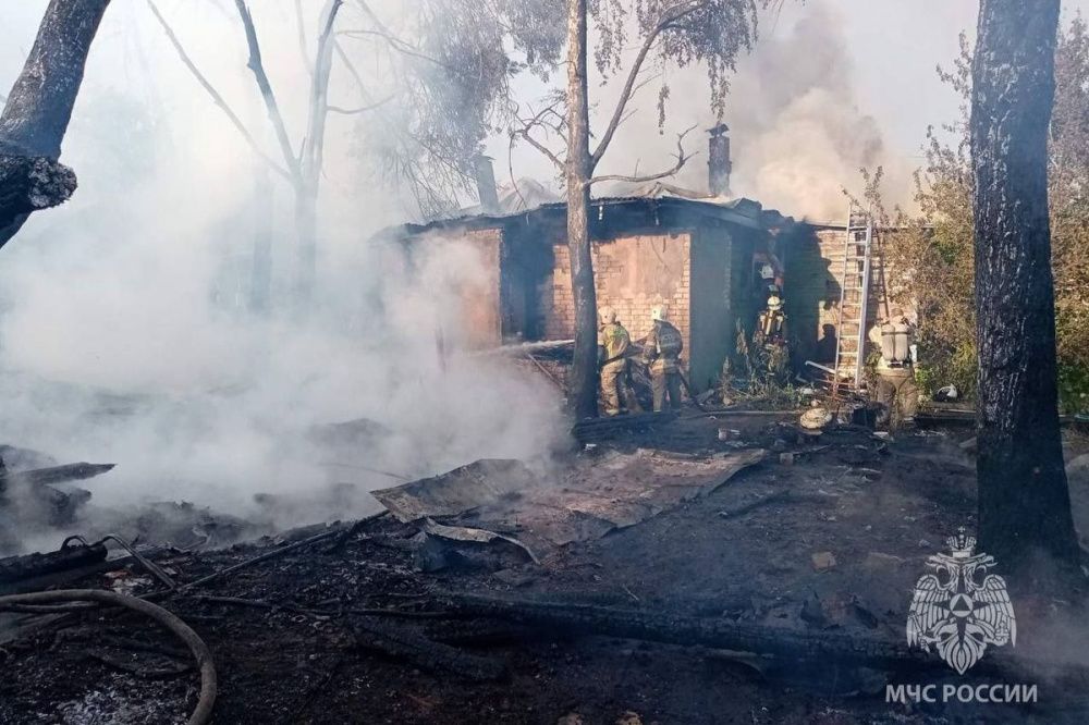 Крупный пожар уничтожил два дома и две бани в Нижнем Новгороде