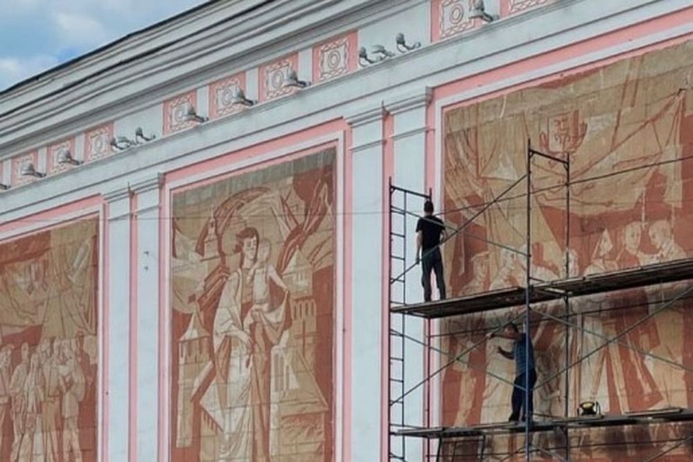 Автор панно «Связь времён» на улице Рождественской приступил к его реставрации