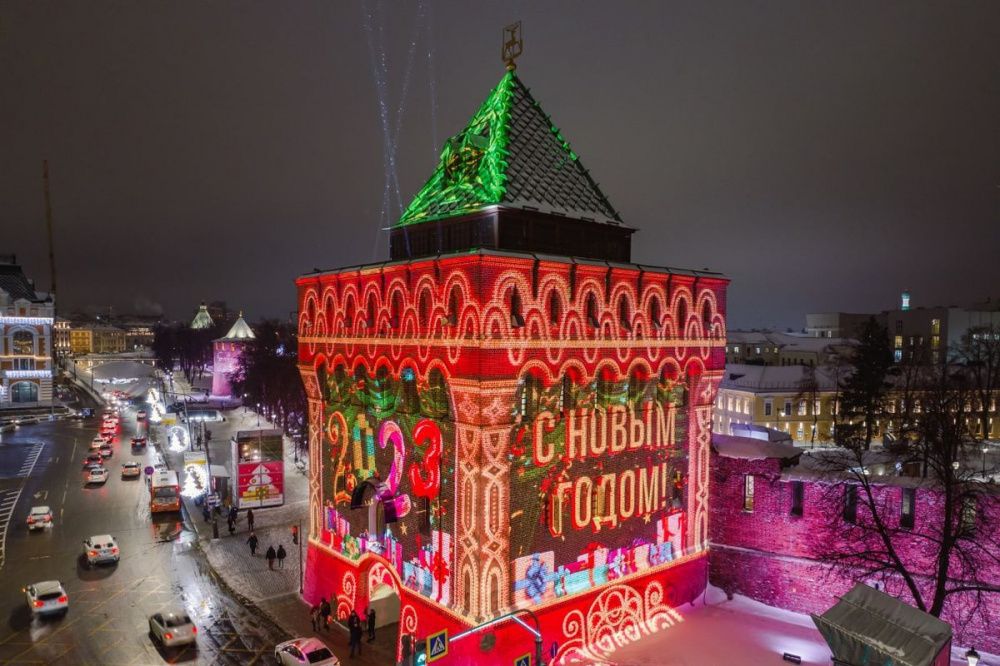 Новогодняя подсветка украсила стены кремля в Нижнем Новгороде