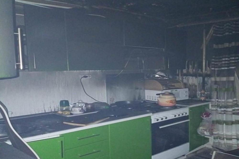 Квартира в двухэтажном доме сгорела ночью в Выксе 