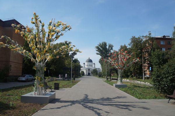 Фото Искусственные деревья высадили в сквере на Ярмарочном проезде в Нижнем Новгороде - Новости Живем в Нижнем