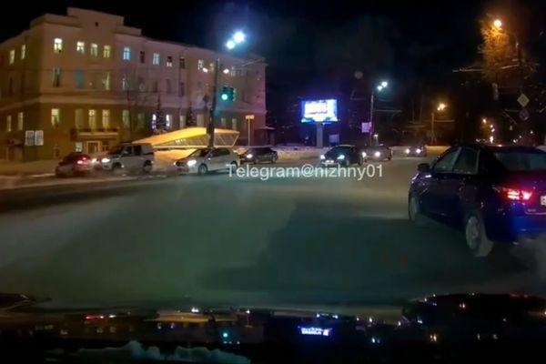 Две полицейские машины попали в аварию на площади Лядова