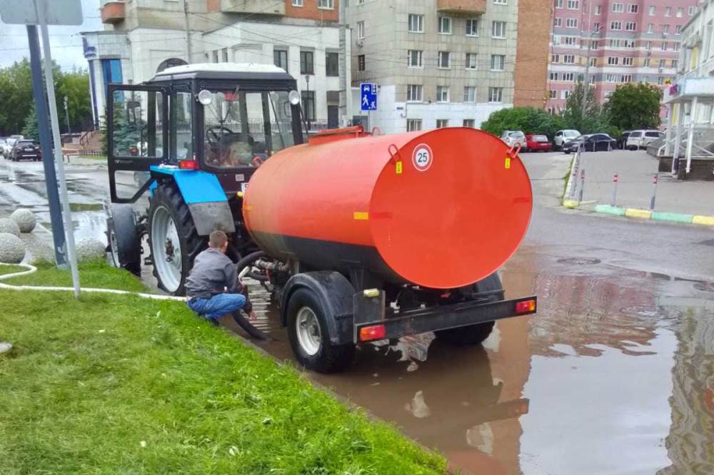 Технику для откачивания воды в Нижнем Новгороде отправили с дорог во дворы