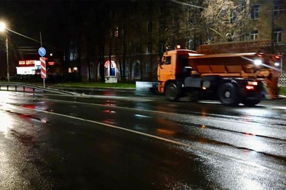 Фото Спецтехника обрабатывает дороги Нижнего Новгорода против гололеда - Новости Живем в Нижнем