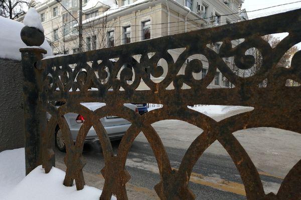 Новая ограда сквера на Звездинке в Нижнем Новгороде заржавела