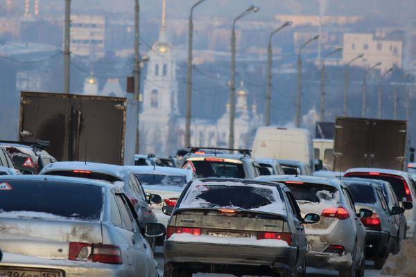 Километровые пробки сковали Нижний Новгород утром 2 февраля 2021