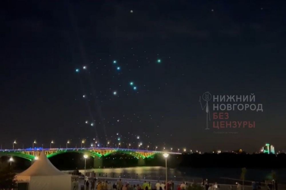 Фото Репетиция зрелищного шоу дронов прошла в Нижнем Новгороде вечером 13 июля - Новости Живем в Нижнем