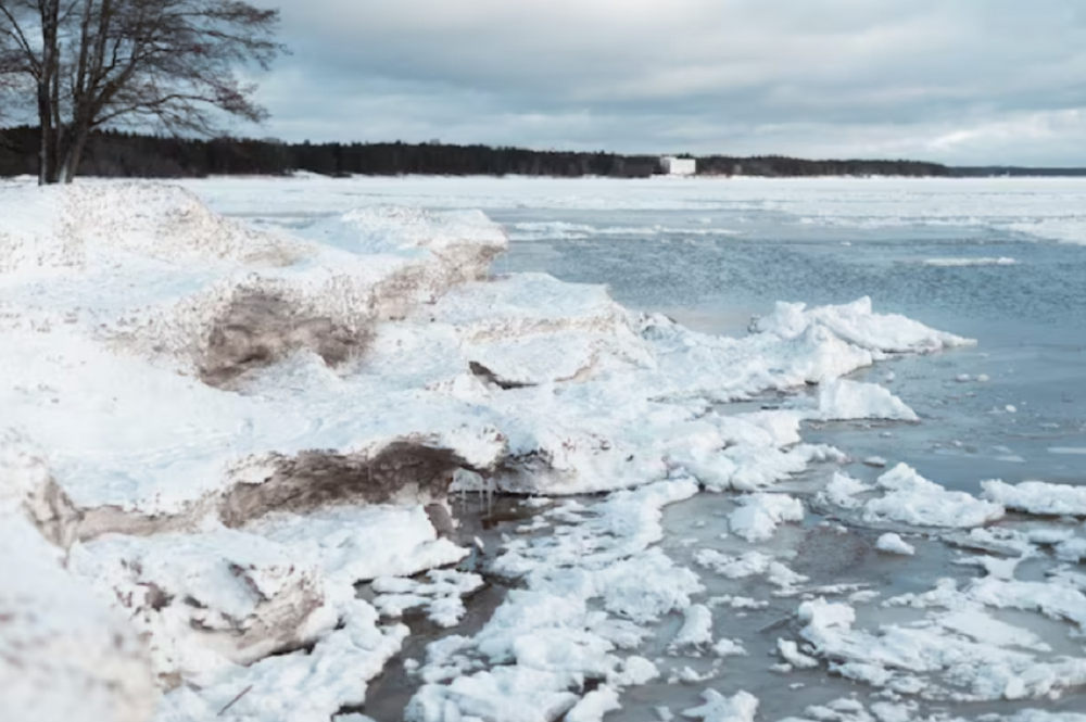 В Нижнем Новгороде спасли перебегающего по льдинам на Оке мужчину