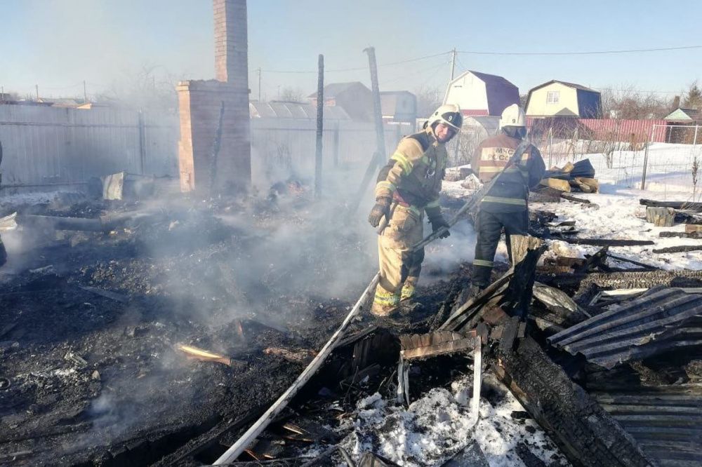 Два человека погибли при пожаре в садовом доме в Нижнем Новгороде 19 марта