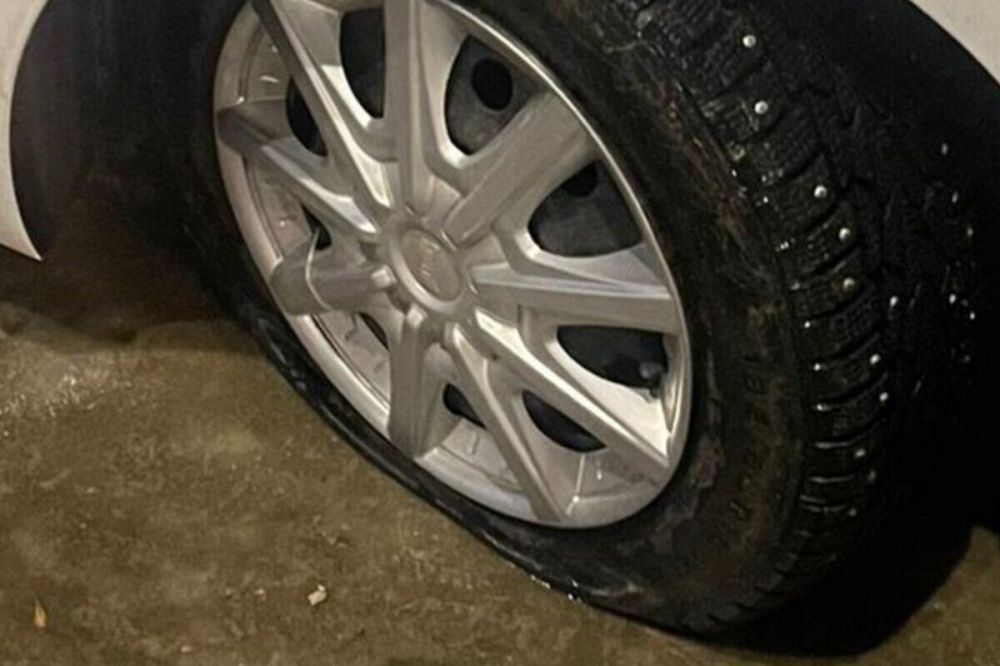 Более 20 водителей порезали шины на своих авто на перекрестке Бекетова и Нартова