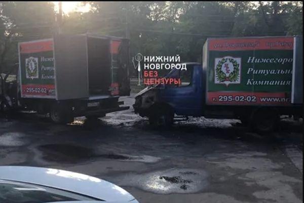 Две ГАЗели ритуальных служб сгорели ночью в Нижнем Новгороде