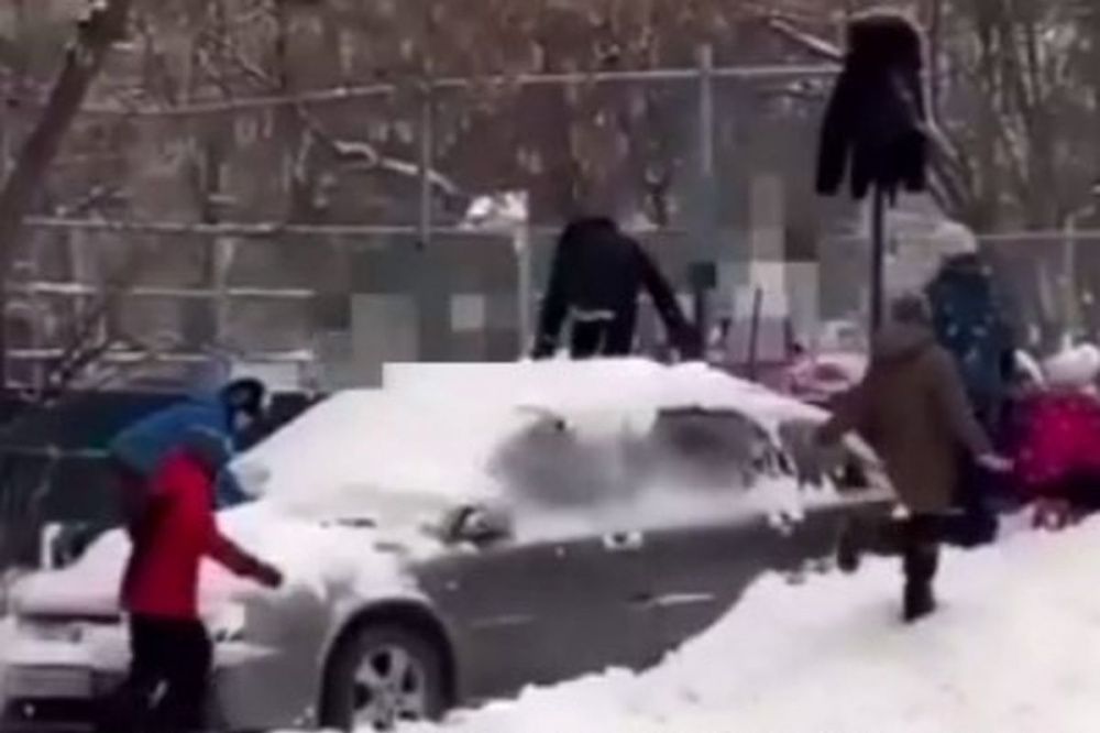 Дети сделали горку из припаркованной машины в Нижнем Новгороде