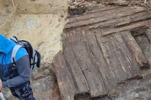 Археологи обнаружили в центре Арзамаса остатки деревянной мостовой 18 века