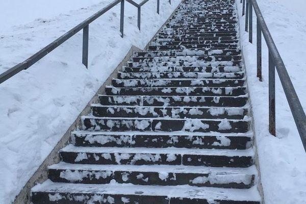 Лестницу на Набережной Федоровского в Нижнем Новгороде окутал лёд