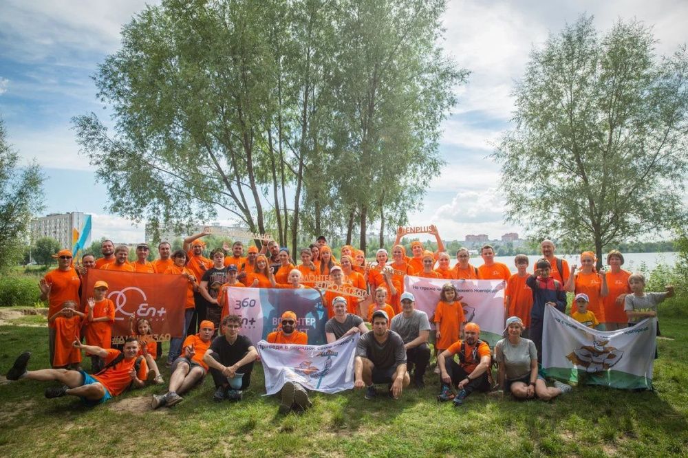 «Это общее дело». Волонтеры En+ Group собрали больше 700 кг мусора с берега Пермяковского озера