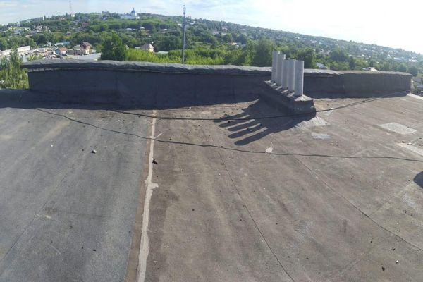 Коммунальщики отремонтировали парапет крыши дома в Сергаче после вмешательства ГЖИ