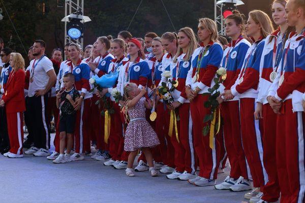 Гимнастки Дина Аверина и Анастасия Максимова получили государственные награды