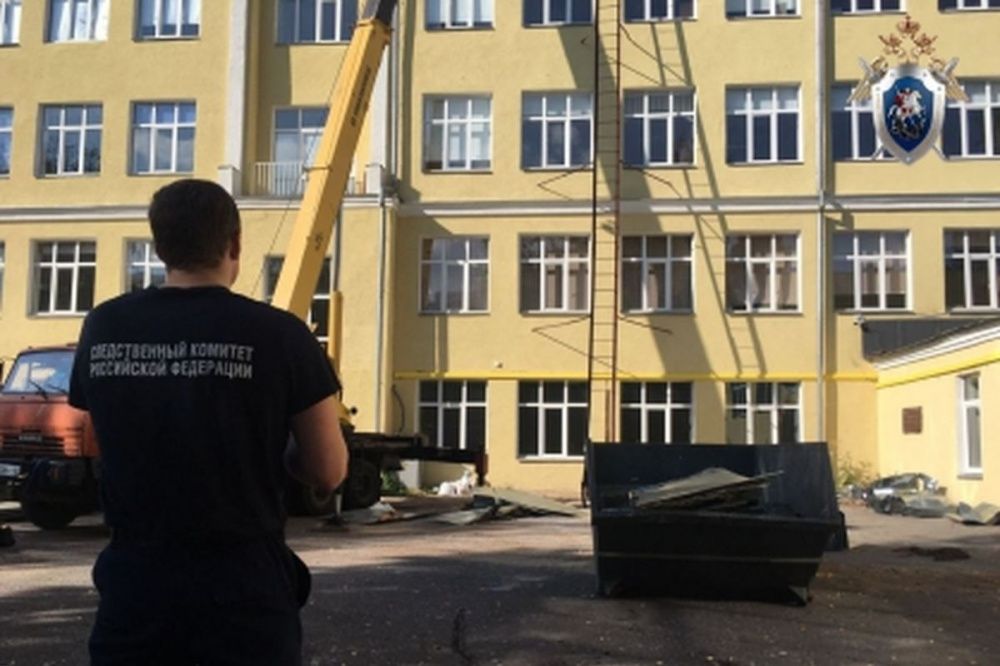 Рабочий погиб при падении с крыши школы №14 в Нижнем Новгороде 