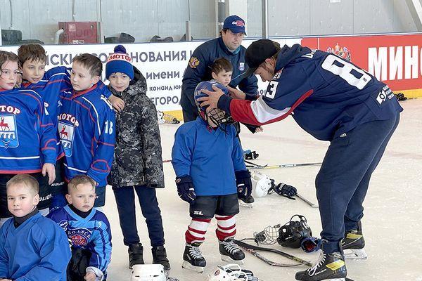 Хоккеисты нижегородского «Торпедо» провели мастер-класс для юных спортсменов Заволжья