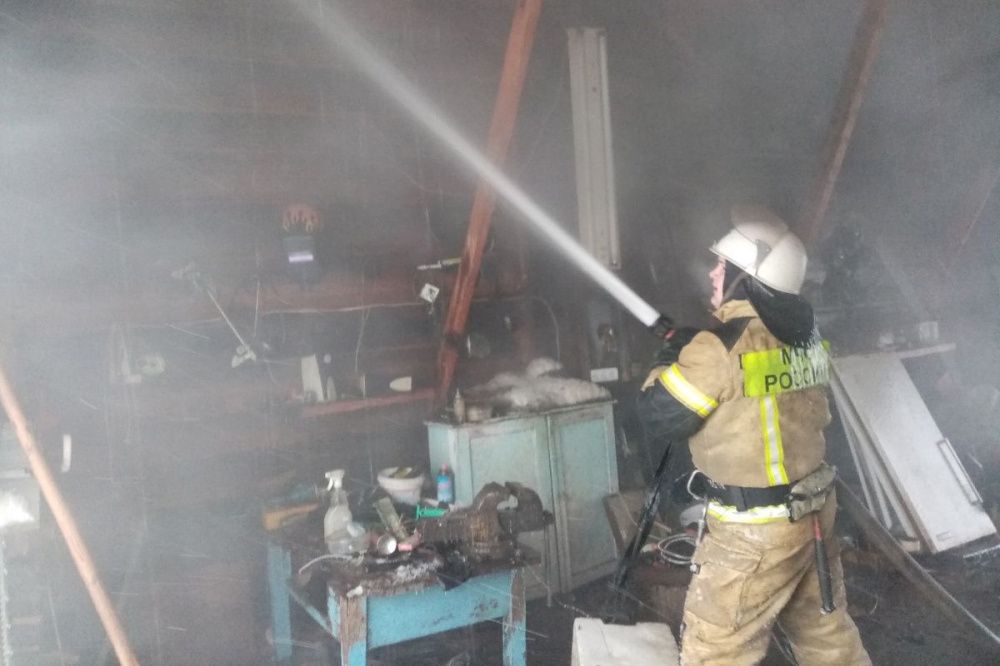 Двое мужчин погибли на пожаре в частном доме в Ветлуге