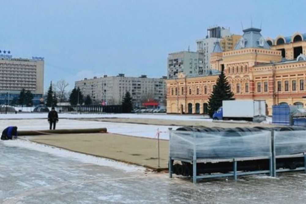 Рабочие начали монтировать большой каток на Нижегородской ярмарке