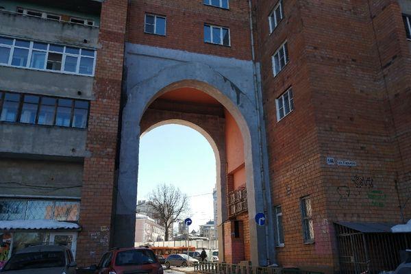 Арки жилых домов на улице Горького отремонтировали после проверки Госжилинспекции