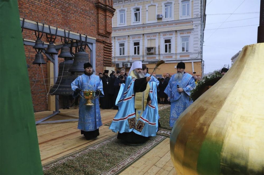 Купола, кресты и колокола Троицкого храма освятили в Нижнем Новгороде