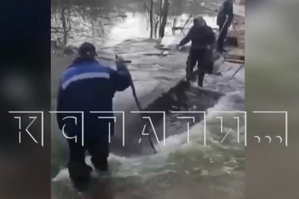 Резкий паводок снес автомобильный мост в Нижегородской области 