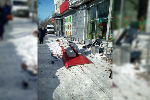 Вывеска продуктового магазина обрушилась в Нижнем Новгороде