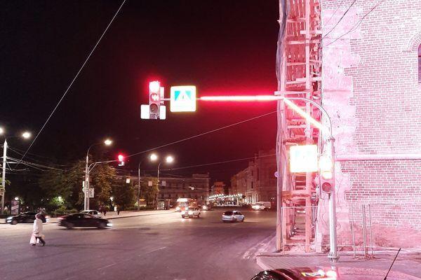 Светофор с дополнительной подсветкой установили на площади Минина и Пожарского