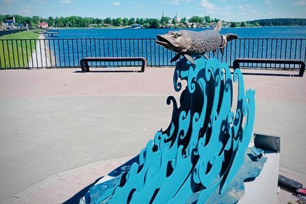 Скульптуру гигантской щуки устанавливают на набережной Верхнего пруда в Выксе