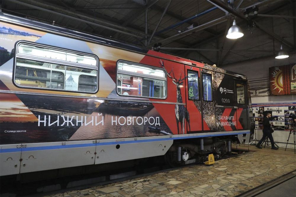 Оформленный в стиле нижегородских городов поезд запустили в метро Москвы