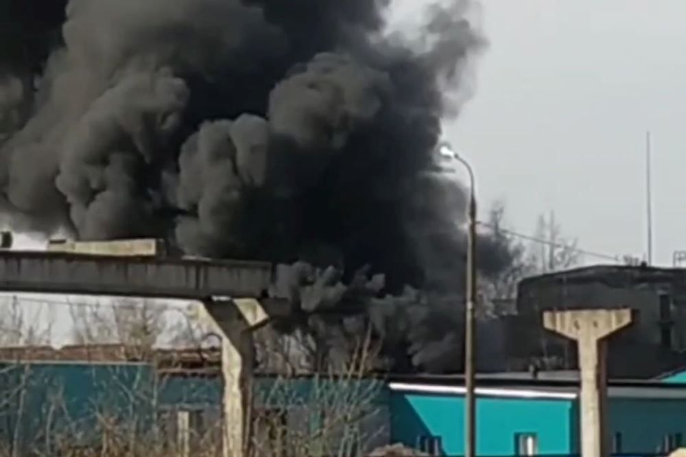 Дзержинцы засняли пожар на территории местного завода «Заря»