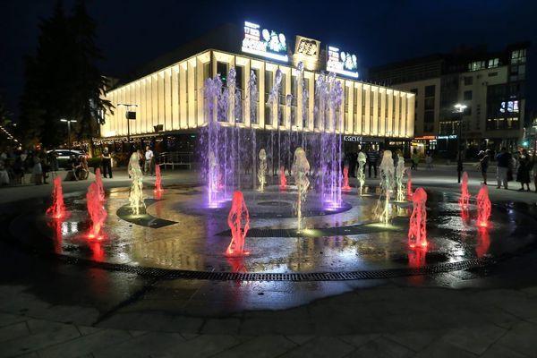 Светомузыкальный фонтан начал работать на площади у &quot;Юпитера&quot; в Нижнем Новгороде