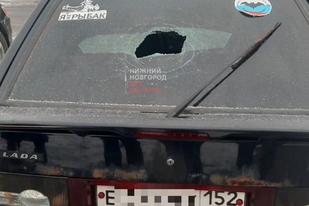Мужчина разбил автомобиль топором в Нижнем Новгороде