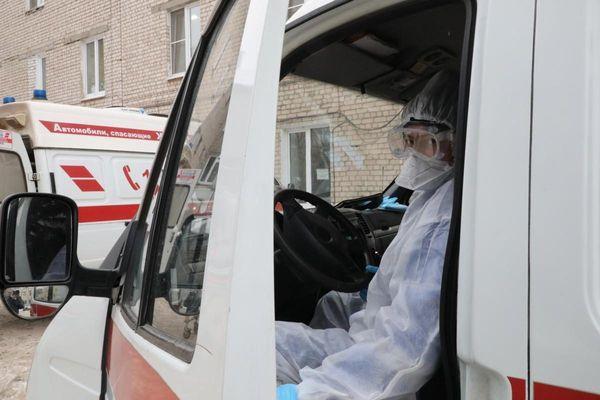 Машина скорой помощи застряла в одном из заснеженных дворов Нижнего Новгорода