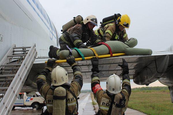 Комплексные учения сотрудников противопожарных служб прошли в аэропорту Стригино