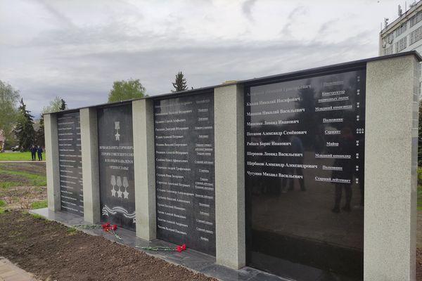Новые имена Героев нанесли на стелу на площади Славы в Нижнем Новгороде 