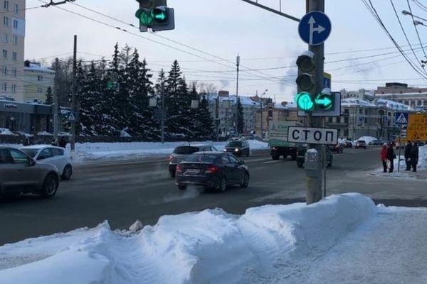 Фото Поворот направо при любом сигнале светофора разрешен на улице Коминтерна - Новости Живем в Нижнем
