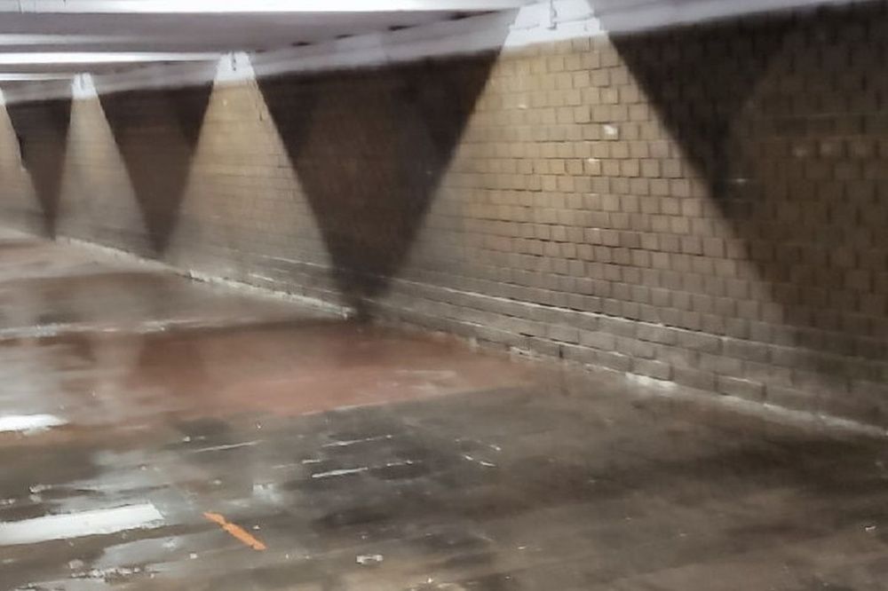Подземный переход у Дворца спорта в Нижнем Новгороде подтопило после дождей
