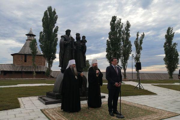Памятник Димитрию Донскому и его жене освятили в Нижнем Новгороде